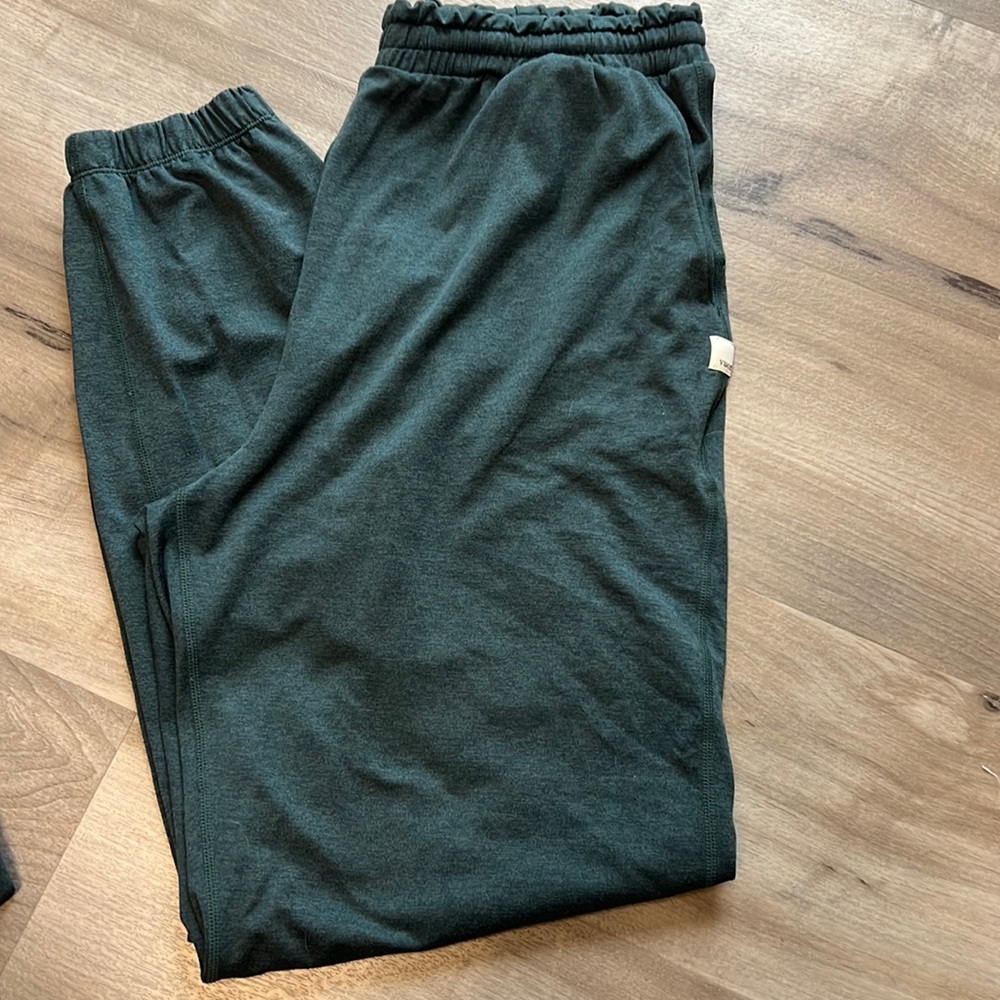 Vuori boyfriend joggers. Excellent condition.